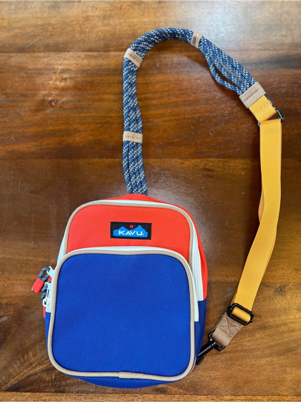 NWOT KAVU  Womens Sling Sling Bag Size Medium